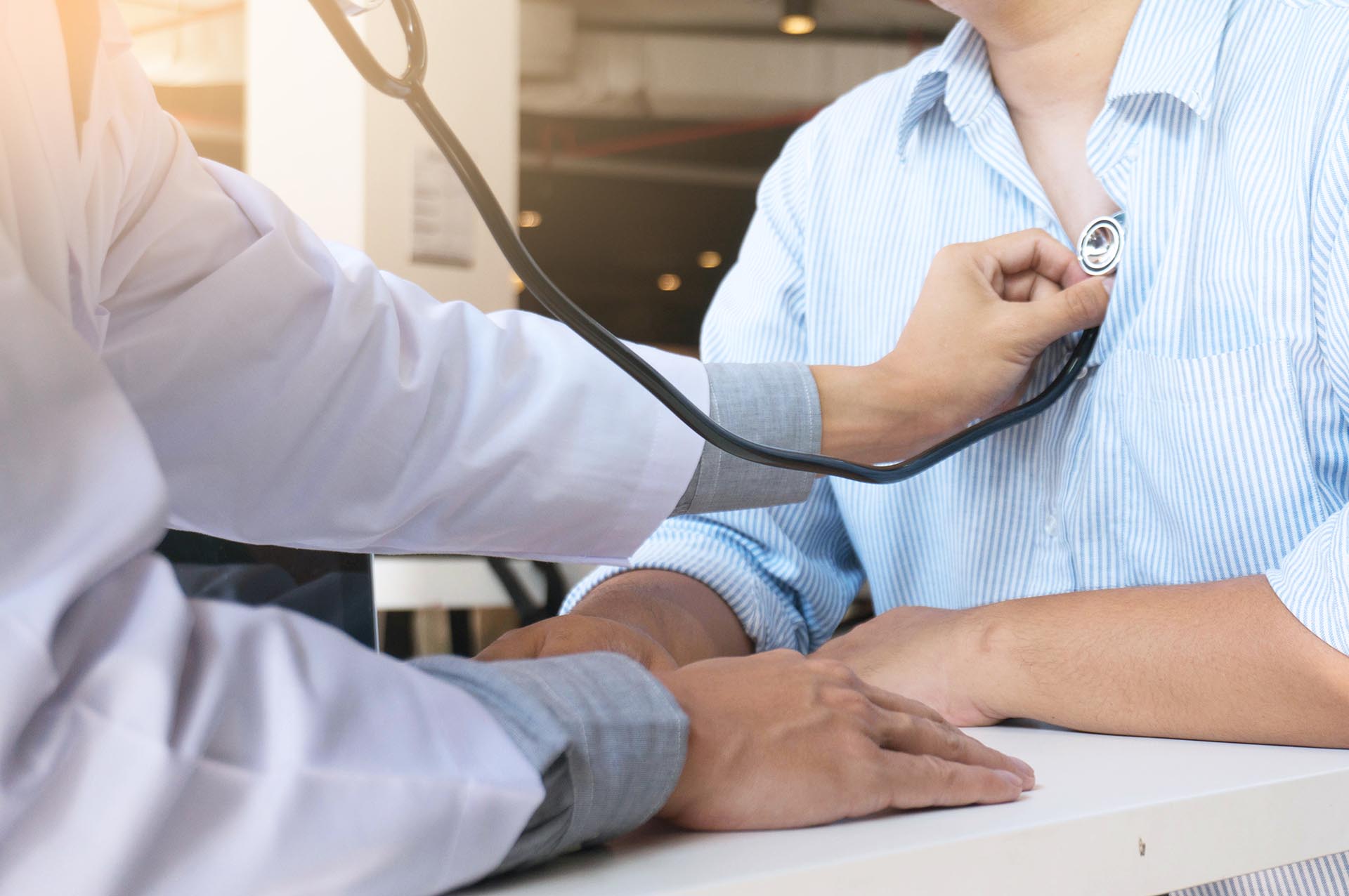 Allmänläkare undersöker patient på Specialistläkarna i Trollhättan
