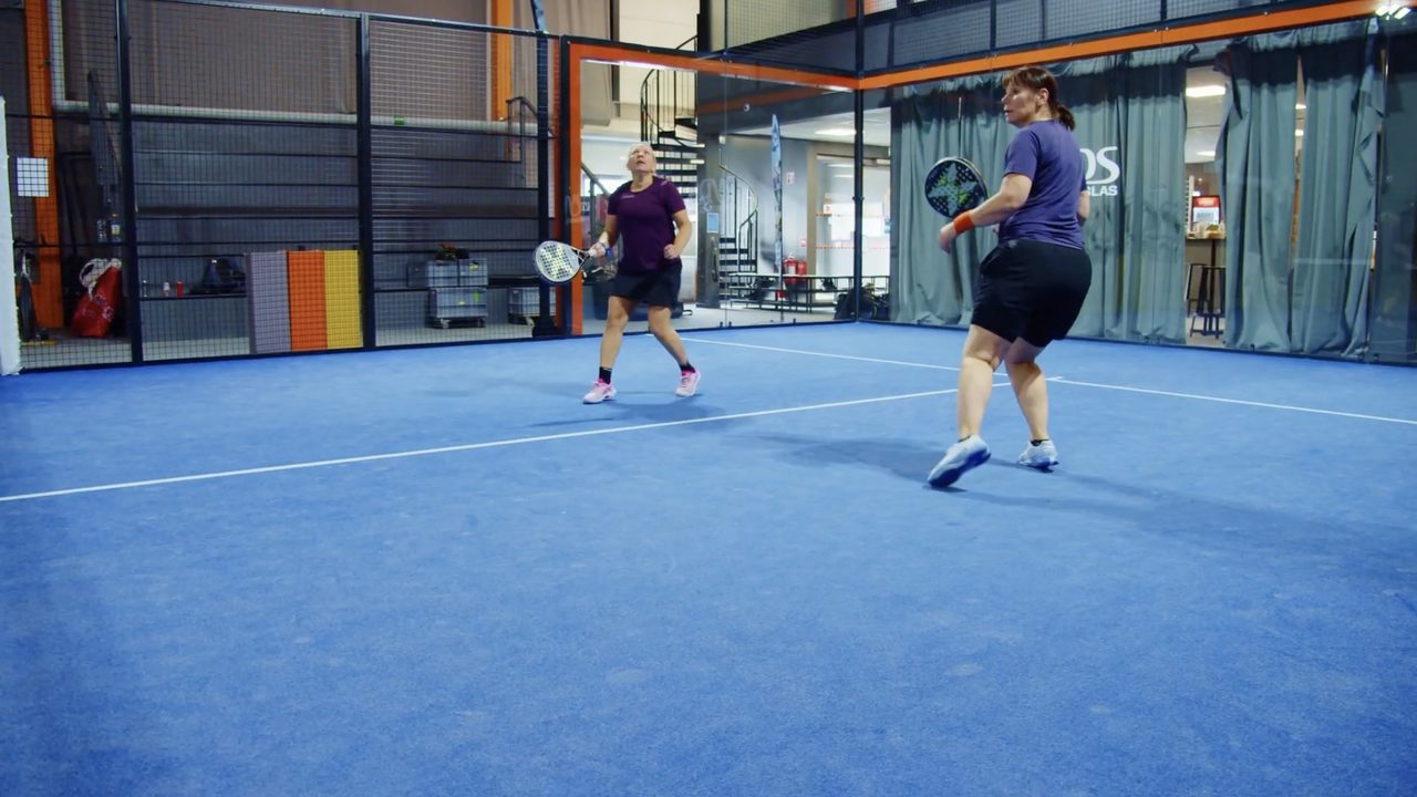 Pia spelar padel efter sin Arthrosamid-behandling